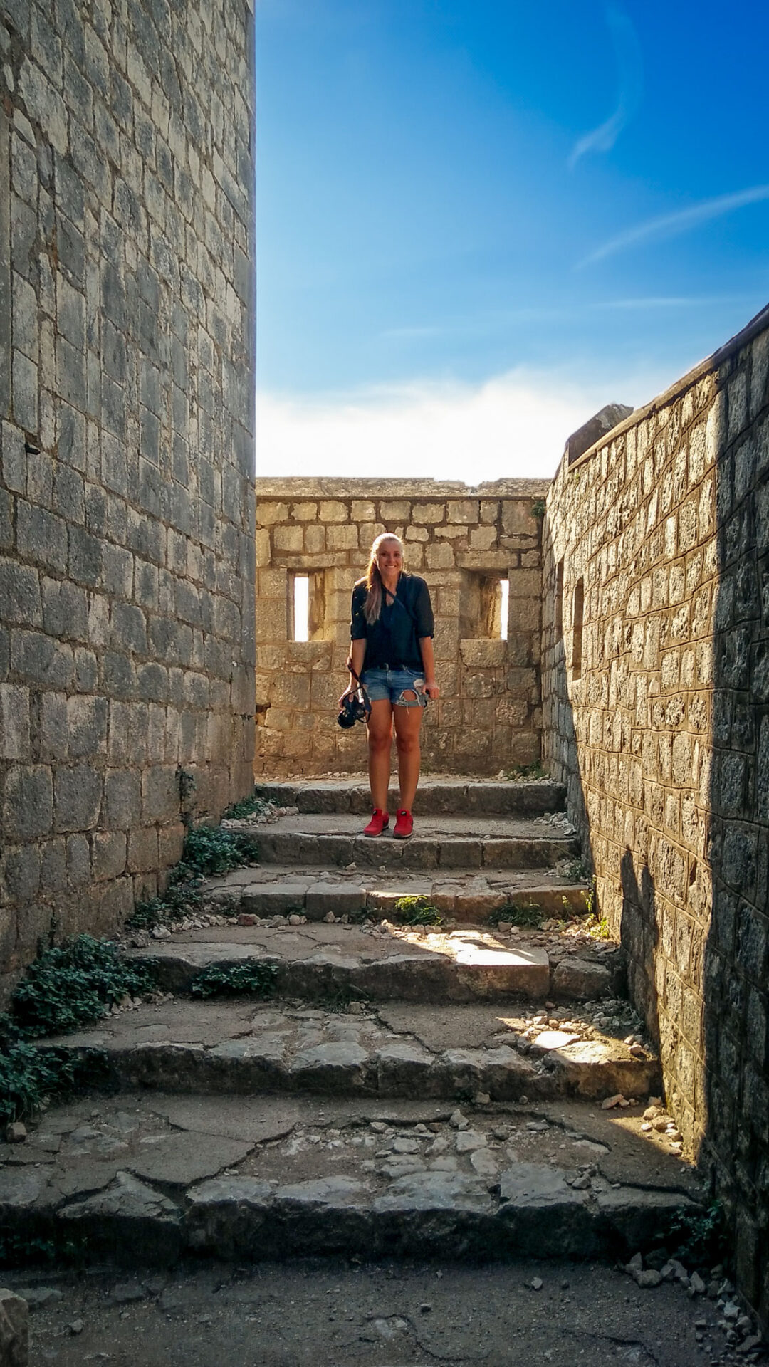 Glückliche Fotografin in einer antiken Ruine