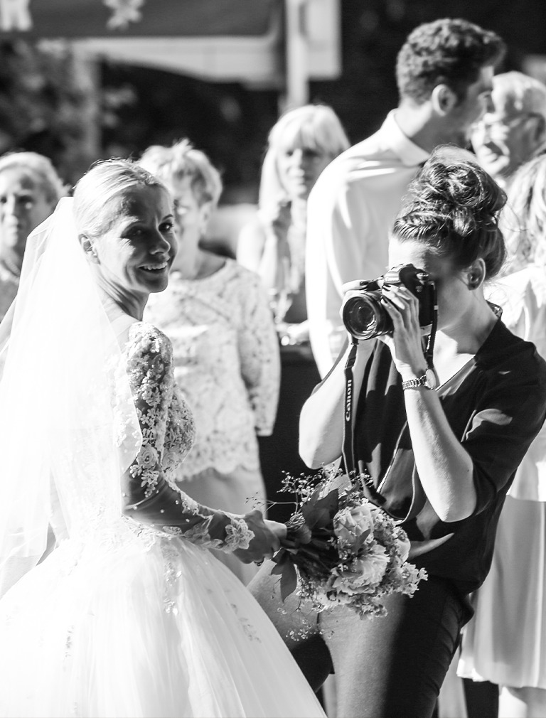 Hochzeitsfotografie. Die Braut im Mittelpunkt: Strahlendes Lächeln in Schwarz-Weiß