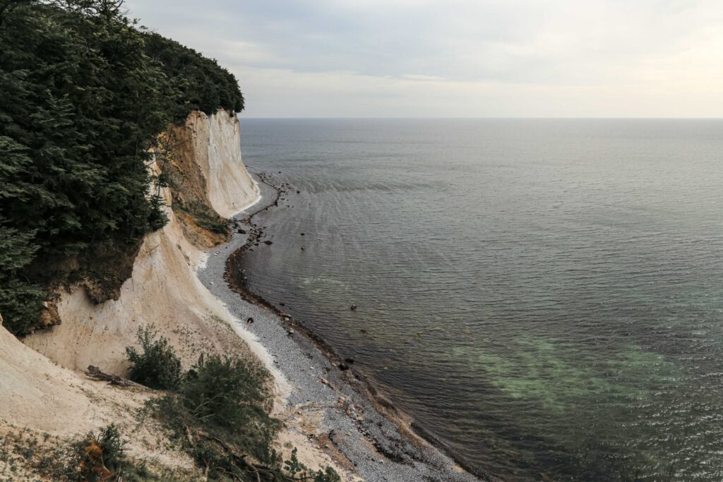 Weitwinkelaufnahme der Kreideküste in Sassnitz, aufgenommen im Jasmund Nationalpark. Dient als Eingansbild für Datenschutz-Seite.